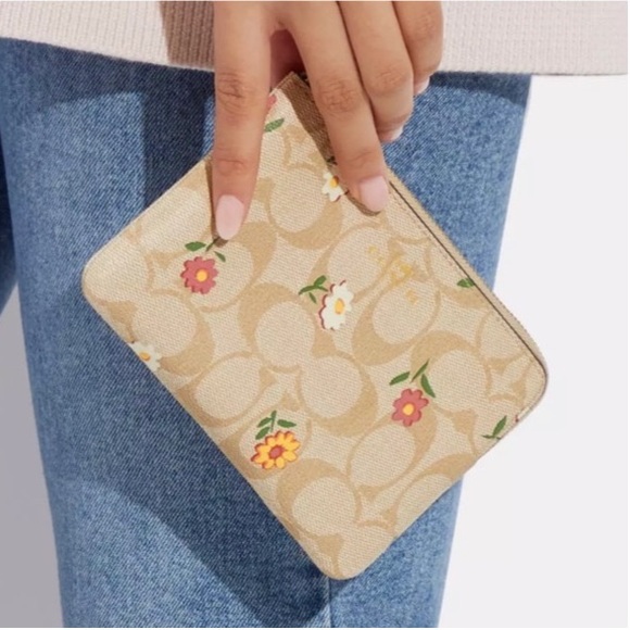 Coach Corner Zip Wristlet in Signature Canvas Nostalgic Ditsy Floral Print NEW - Picture 1 of 16